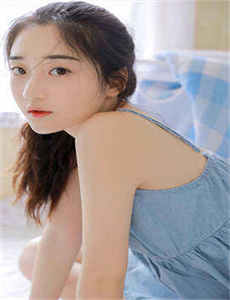 女子收拾母亲遗物发现23片相思叶
