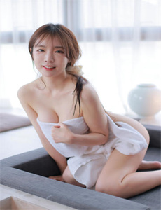 同桌露出了她粉嫩的那一个